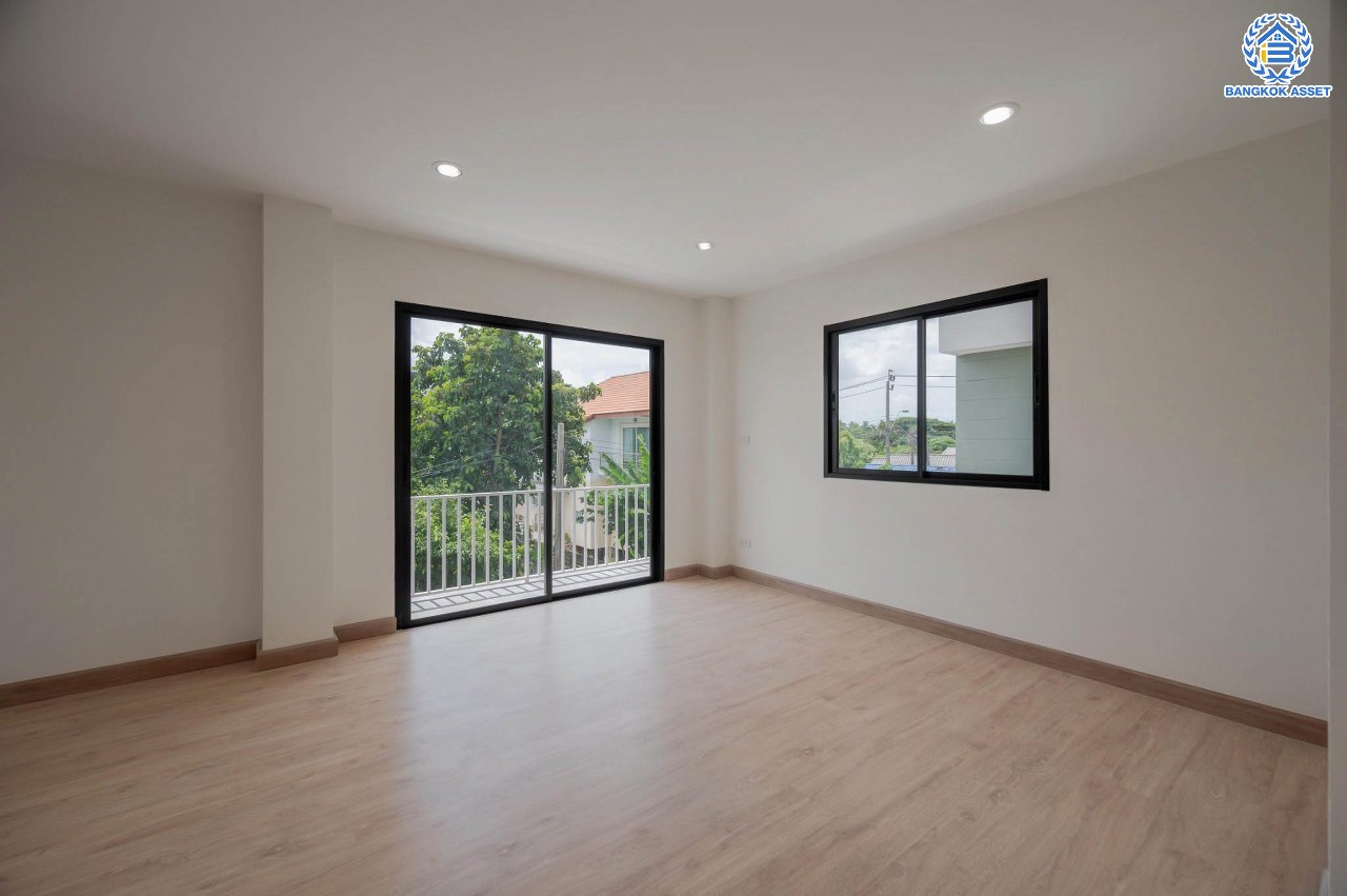 บ้านมือสองตกแต่งใหม่ โครงการ มณธานี บางแค บ้านเดี่ยว 3 ชั้น ดีไซน์หรูหรา เนื้อที่กว้าง 56.40 ตร.ว. พื้นที่ใช้สอย 240 ตร.ม. ฟังก์ชัน 5 ห้องนอน 4 ห้องน้ำ 2 ที่จอดรถ ฟังก์ชันครบตอบทุกไลฟ์สไตล์ บนทำเลศักยภาพ เชื่อมต่อถนนกาญจนาภิเษก ใกล้เดอะมอลล์บางแค ใกล้รถไฟฟ้าสายสีน้ำเงิน "สถานีหลักสอง" และจุดขึ้นทางด่วน "กาญจนาภิเษก"